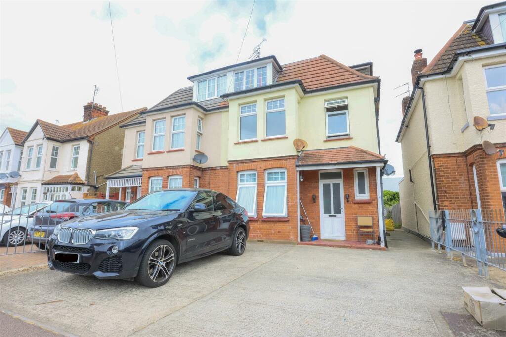 2 bedroom flat for sale in West Avenue, ClactonOnSea, CO15