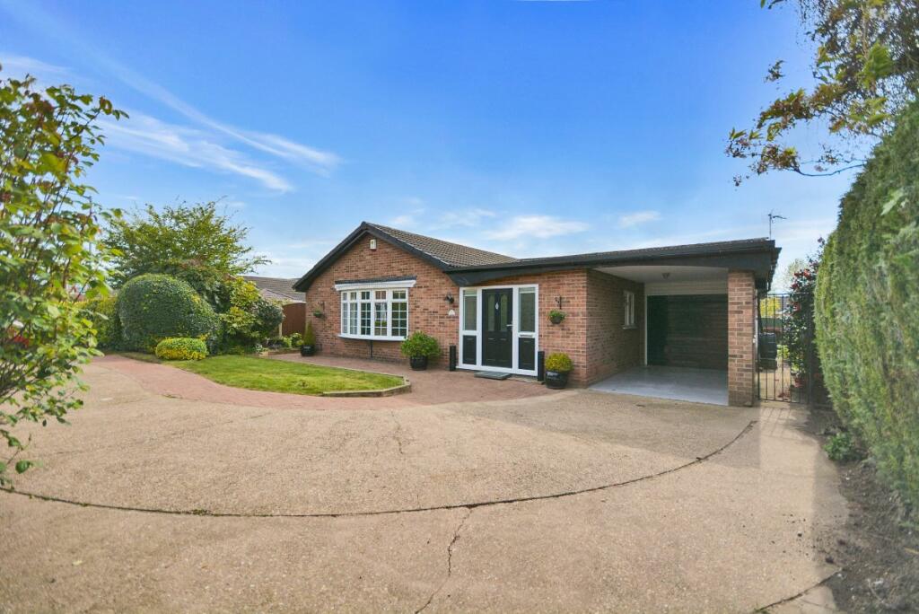 3 bedroom detached bungalow for sale in Willow Holt, Lowdham, NG14