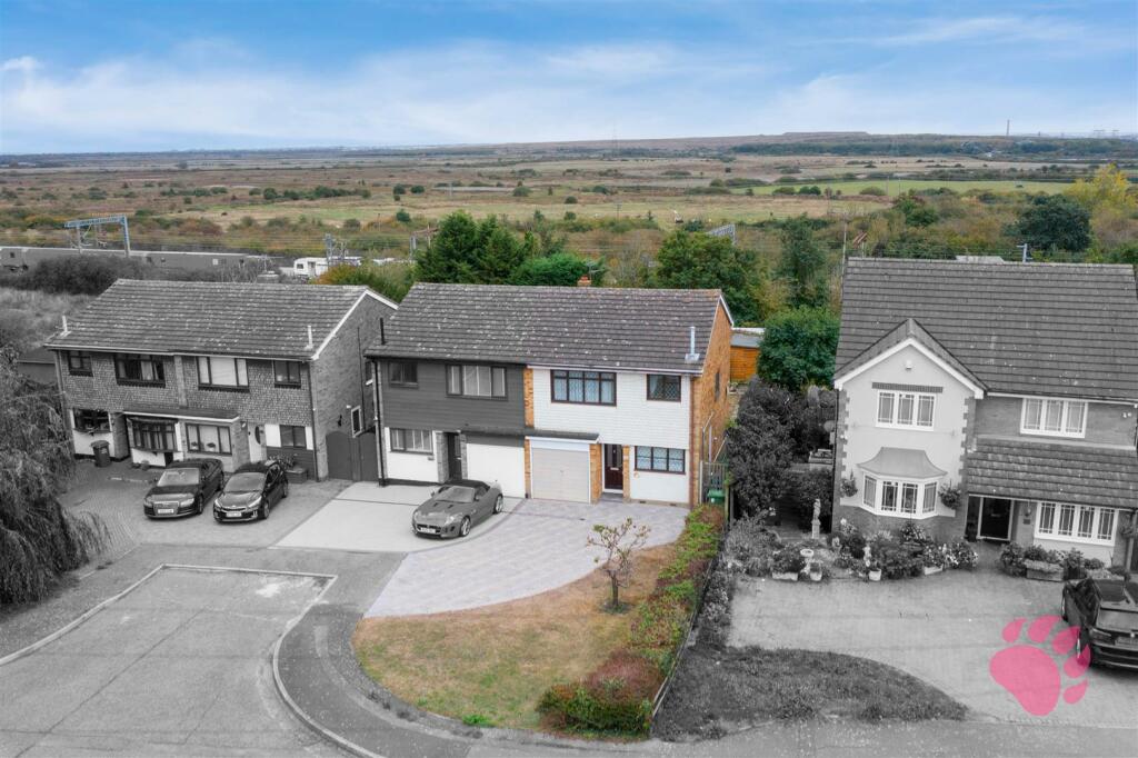 3 bedroom semidetached house for sale in Brackendale Avenue, Pitsea