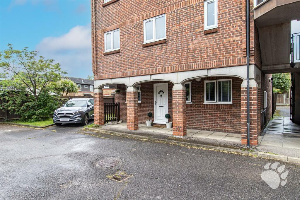 2 bedroom for sale in Brackley Crescent, Burnt Mills, SS13