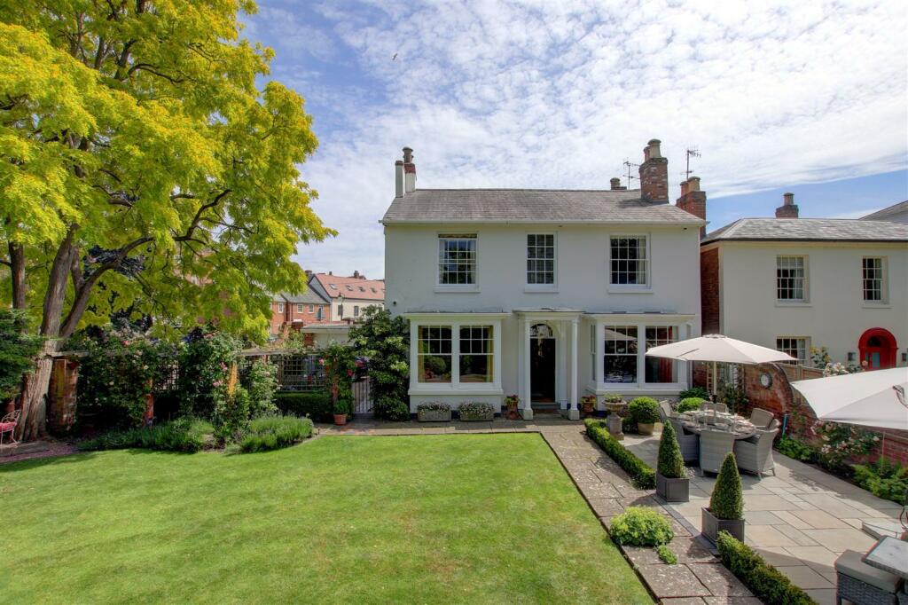 4 bedroom detached house for sale in Britannia Square, Worcester