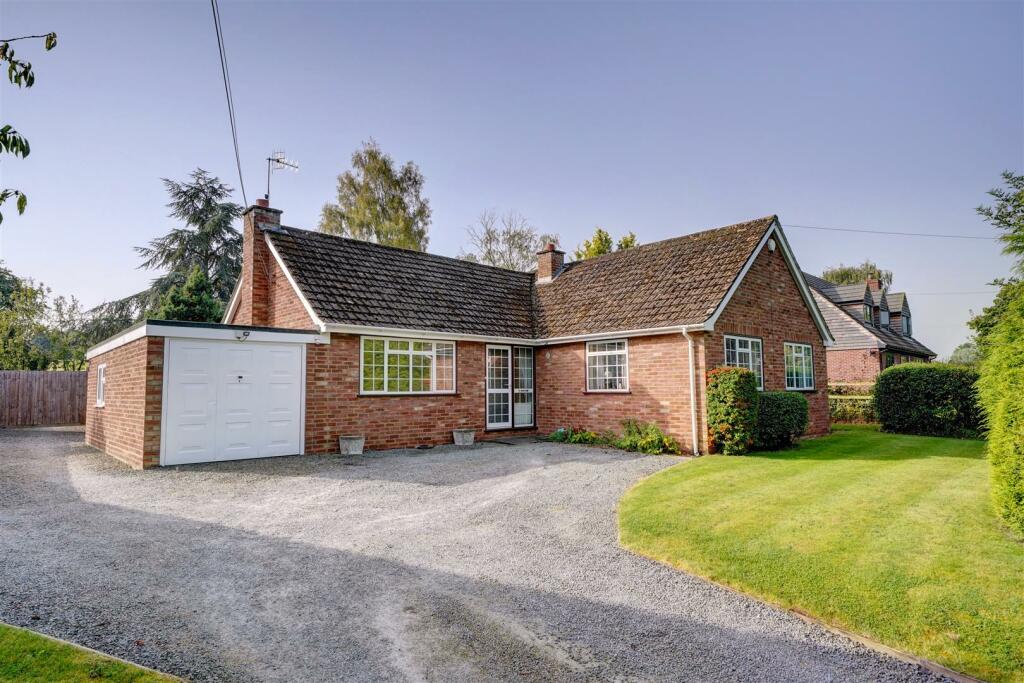 3 bedroom detached bungalow for sale in Old Turnpike Road, Crowle