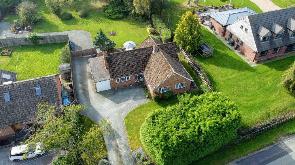 3 bedroom detached bungalow for sale in Old Turnpike Road, Crowle