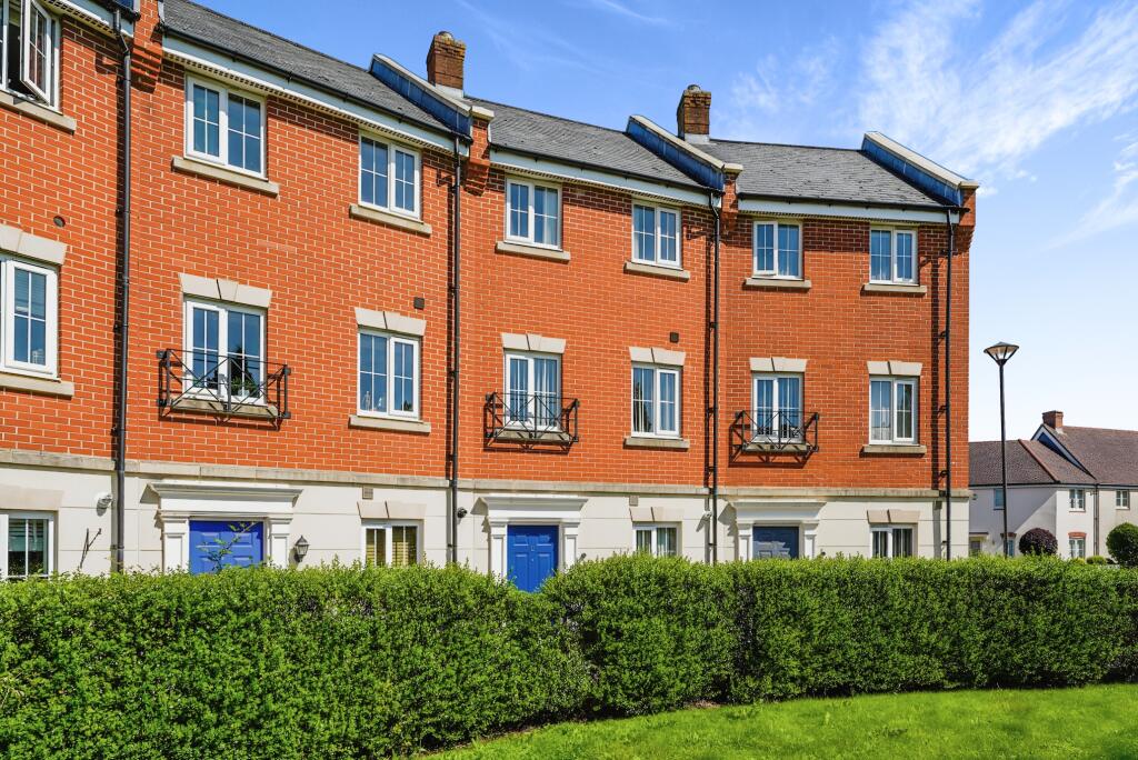 4 bedroom town house for sale in Stinsford Crescent, Swindon, SN25