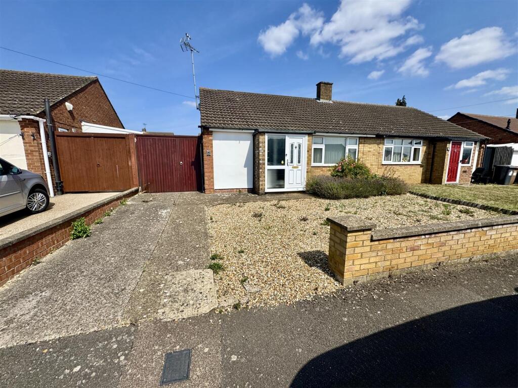 Main image of property: Monton Close, Luton, LU3 2TQ