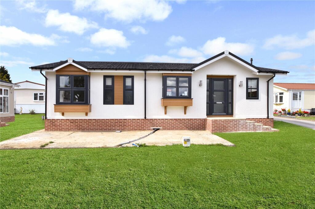 2 bedroom bungalow for sale in St Brelades Court, Edenbridge, Kent, TN8