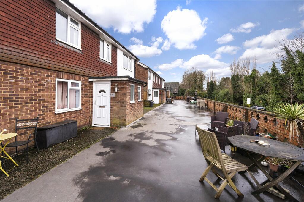 2 bedroom terraced house for sale in Headley Court, Station Approach