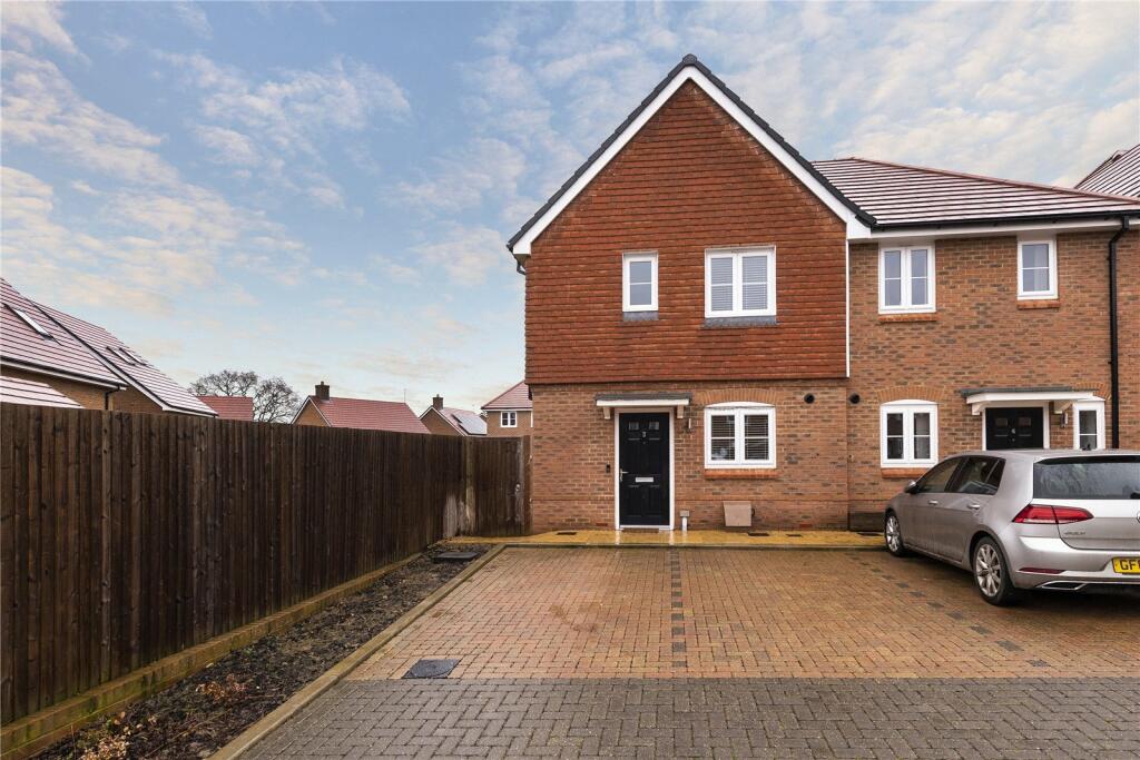 3 bedroom semidetached house for sale in Hill Close, Edenbridge, Kent, TN8