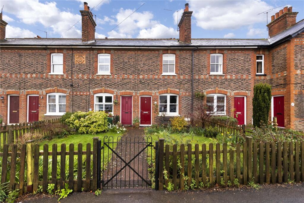 2 bedroom terraced house for sale in Hever Road, Edenbridge, Kent, TN8