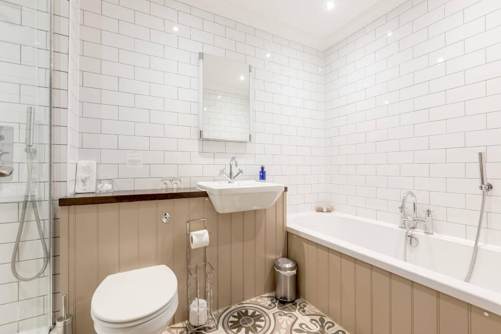 10 bedroom hotel for sale in Victoria Square, Stirling, Stirlingshire, FK8