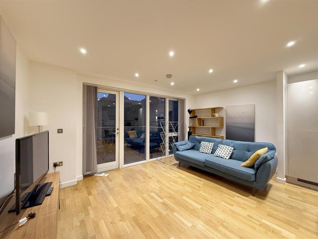 Main image of property: Waterford Court, Dockside