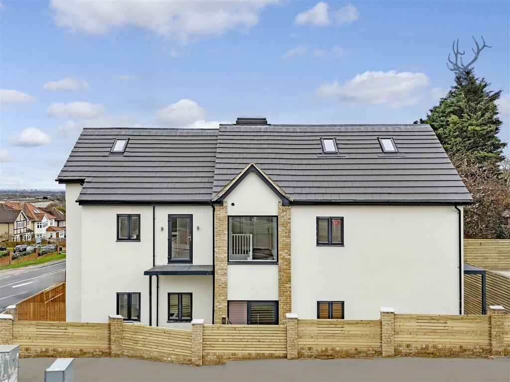 2 bedroom apartment for sale in Crossways, Manor Road, Chigwell, IG7