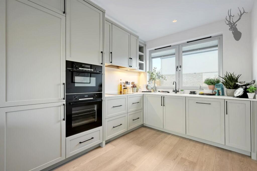Additional property image - The Bramlings, Epping