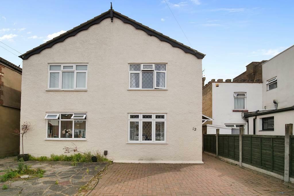 3 bedroom semidetached house for sale in Adelaide Road, Ashford, TW15