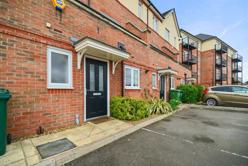4 bedroom town house for sale in Longford Way, StainesUponThames, TW19