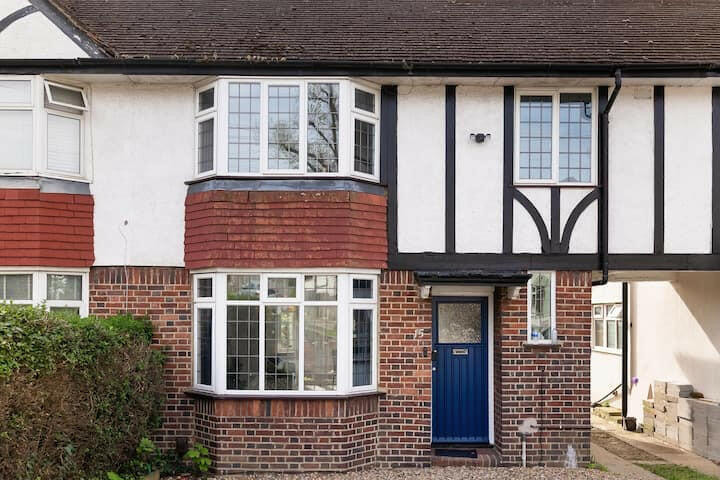 Main image of property: Selborne Gardens, London, NW4