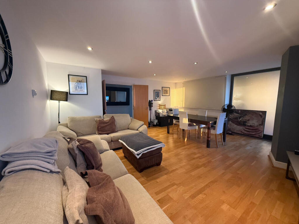Main image of property: 100 Kingsway, London, N12