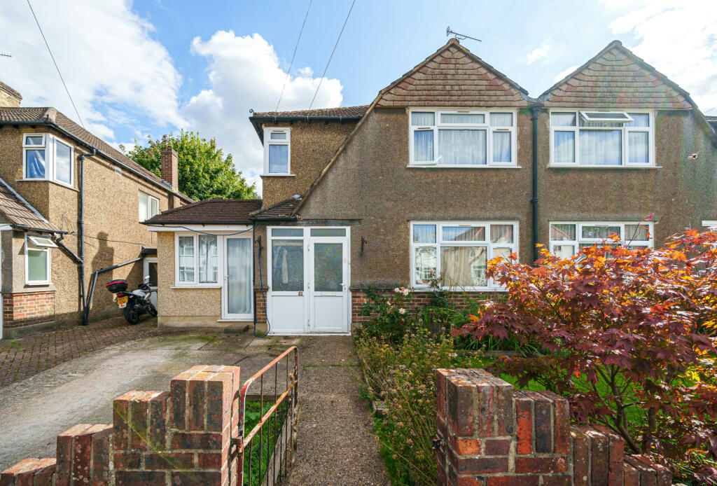 4 bedroom semidetached house for sale in Fairhaven Road, Redhill