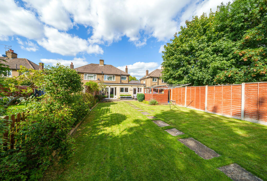 4 bedroom semidetached house for sale in Fairhaven Road, Redhill