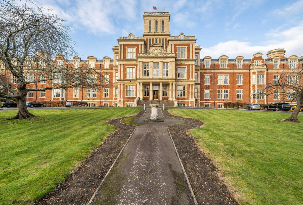 1 bedroom apartment for sale in Royal Earlswood Park, Redhill, Surrey, RH1