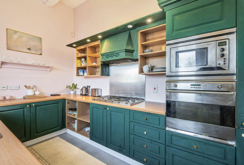 1 bedroom apartment for sale in Royal Earlswood Park, Redhill, Surrey, RH1