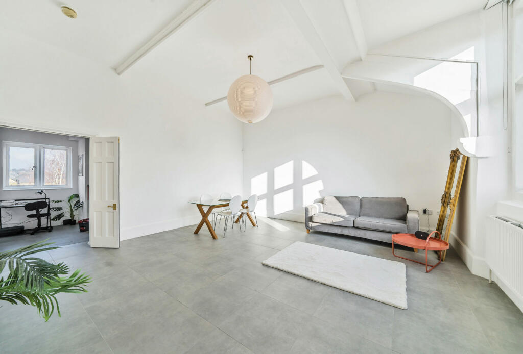 1 bedroom apartment for sale in Royal Earlswood Park, Redhill, Surrey, RH1