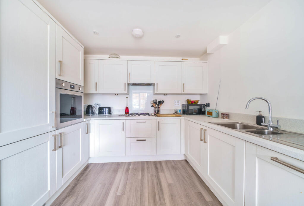 3 bedroom end of terrace house for sale in Sandcross Lane, Reigate