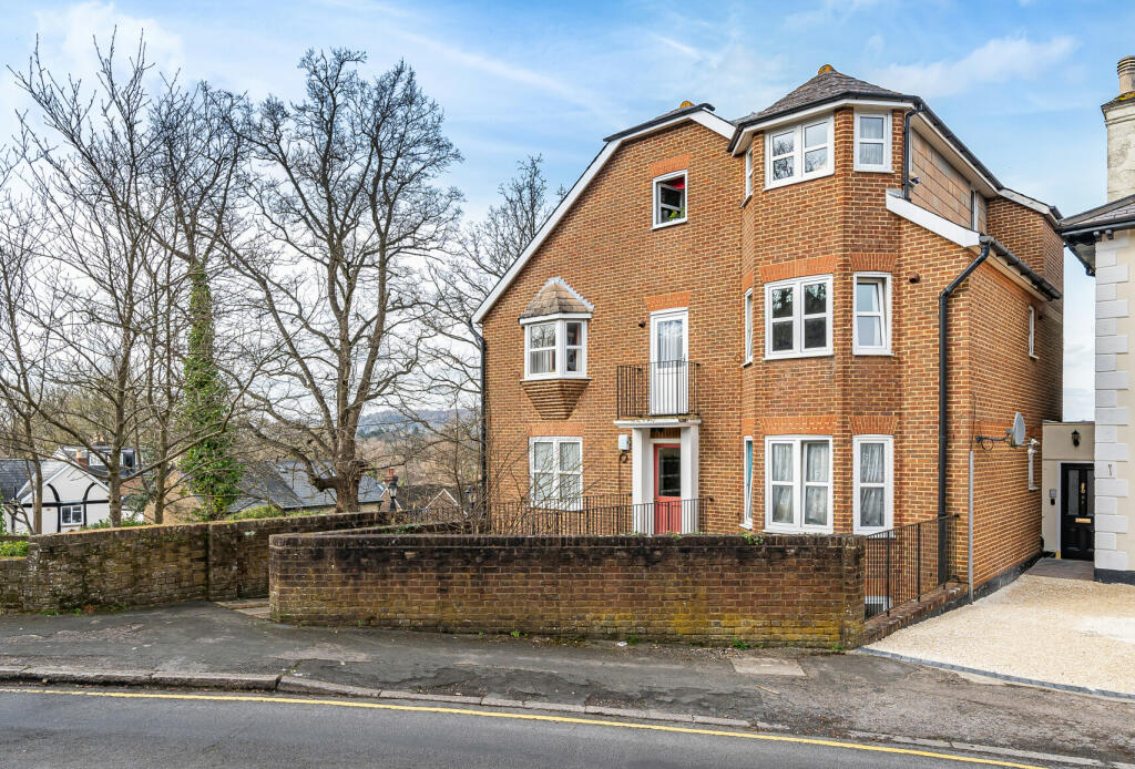 1 bedroom apartment for sale in Upper Bridge Road, Redhill, Surrey, RH1