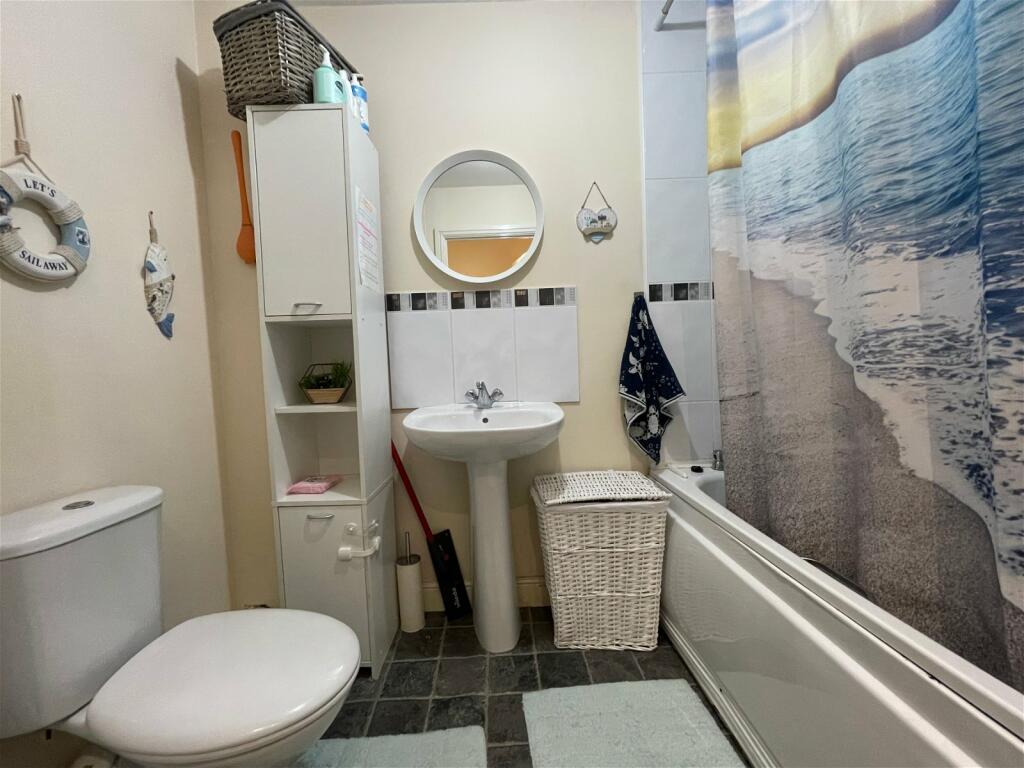 2 bedroom flat for sale in Station Road, Abercynon, Mountain Ash, CF45