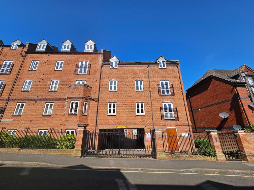 Main image of property: Britannia Road, Banbury, OX16 5DE