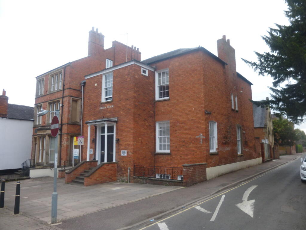 Main image of property: South Bar Street, Banbury, OX16 9AF