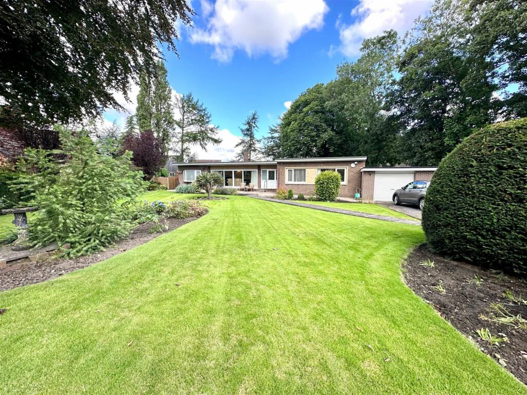 3 bedroom detached bungalow for sale in Hall Balk Lane, Barnsley, S75