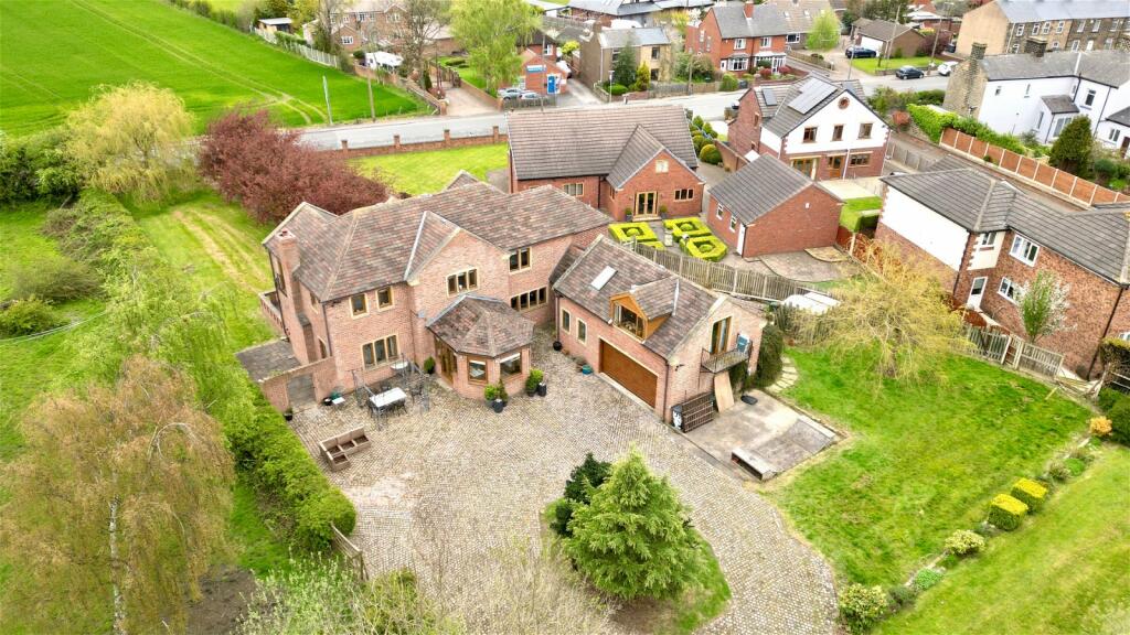 4 bedroom detached house for sale in Higham Common Road, Barugh Green