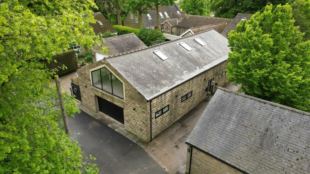 4 bedroom detached house for sale in Wortley Village, Wortley