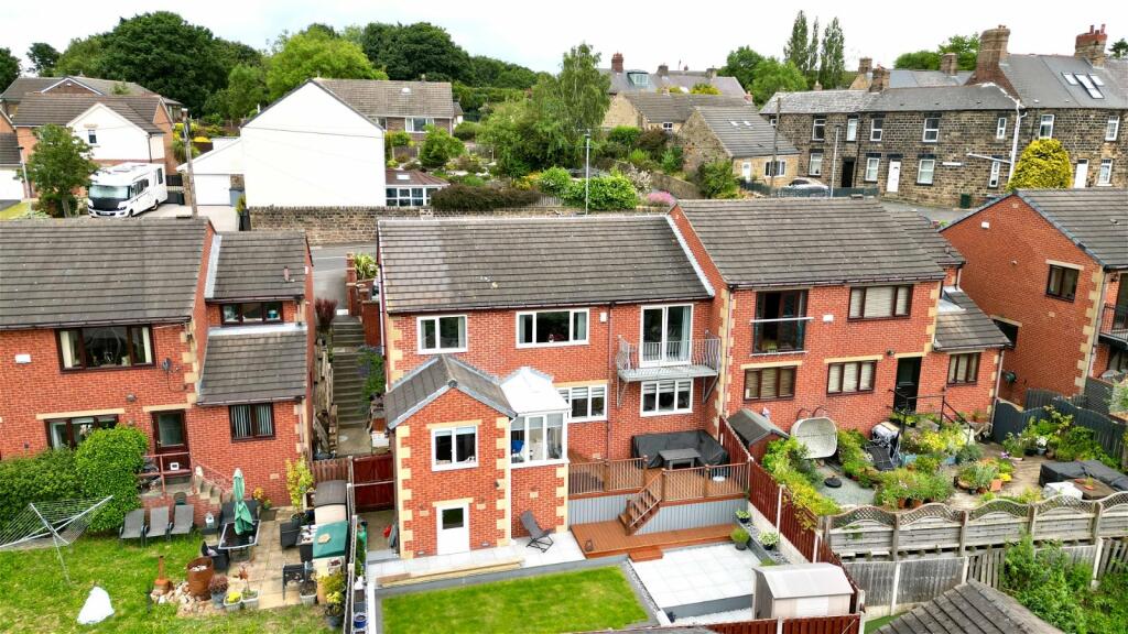 3 bedroom semidetached house for sale in Wentworth Road, Blacker Hill