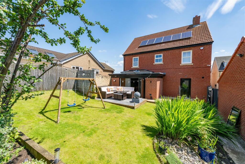4 bedroom detached house for sale in Bamford Close, Dodworth, Barnsley