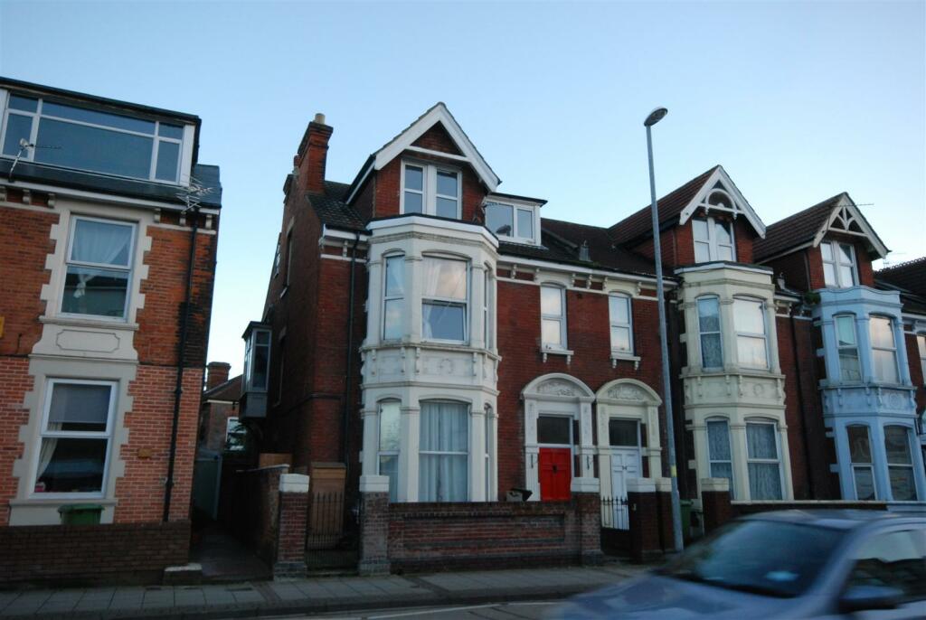 2 bedroom flat for rent in Victoria Road North, Southsea, Portsmouth, PO5