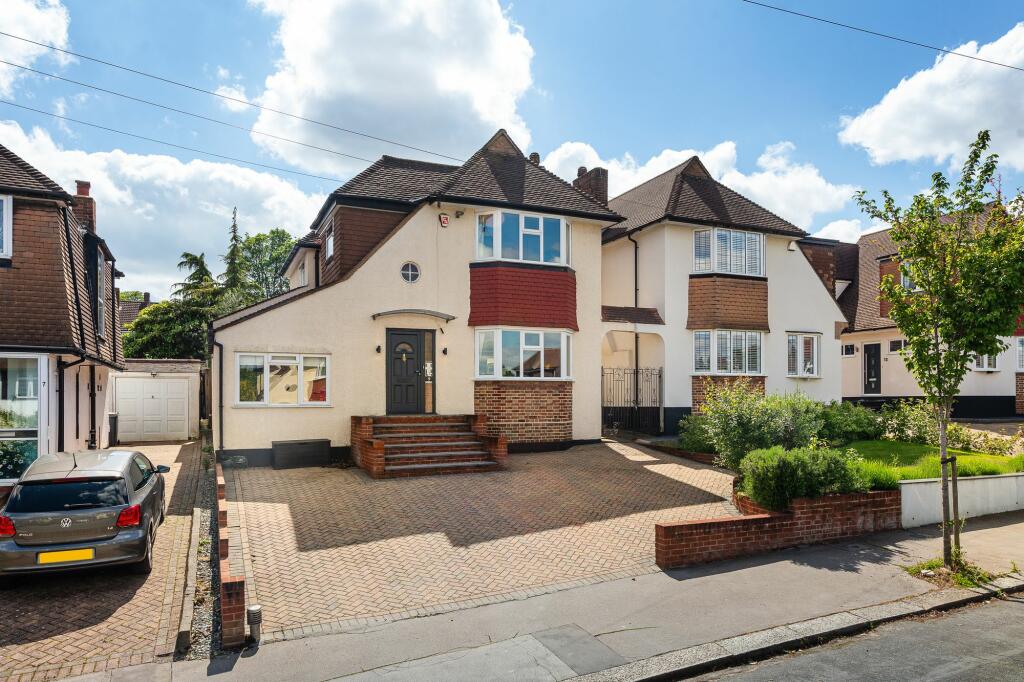 3 bedroom detached house for sale in Pytchley Crescent, London, SE19