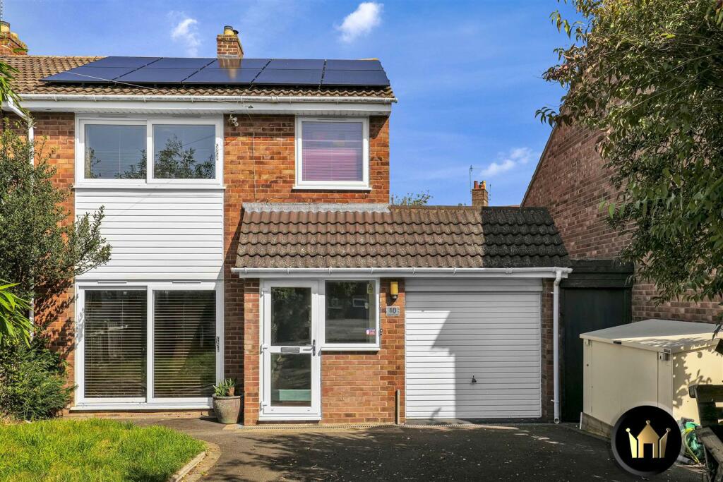 3 bedroom semidetached house for sale in Chestnut Close, Hampton