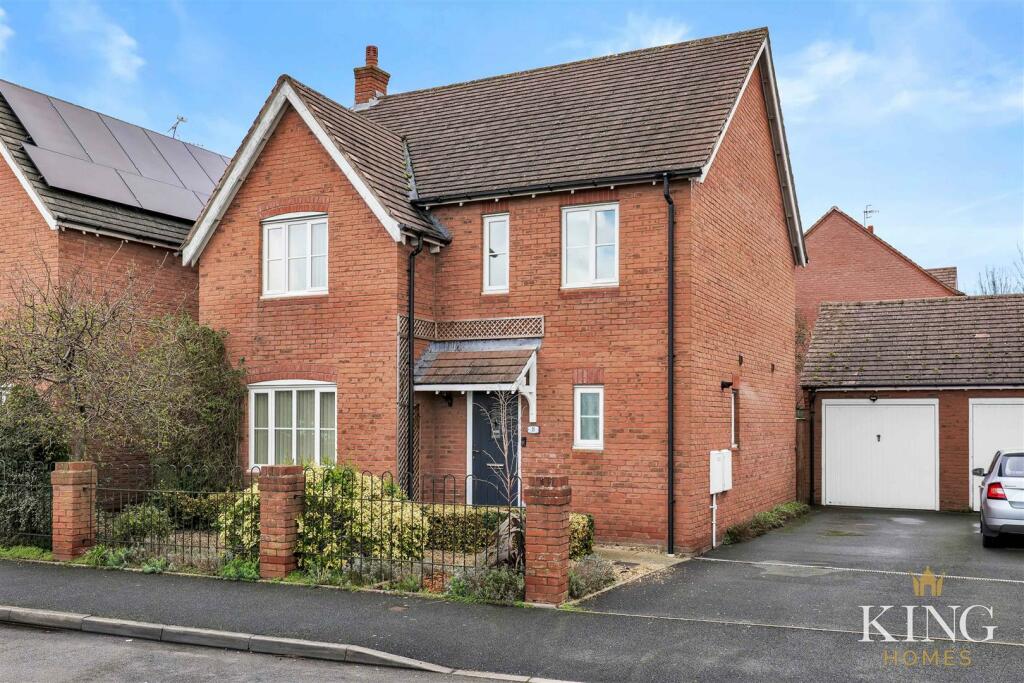 4 bedroom detached house for sale in Bramley Way, BidfordOnAvon, B50