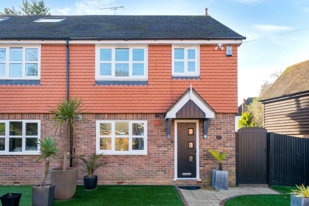 3 bedroom semidetached house for sale in Long Lane, Ickenham