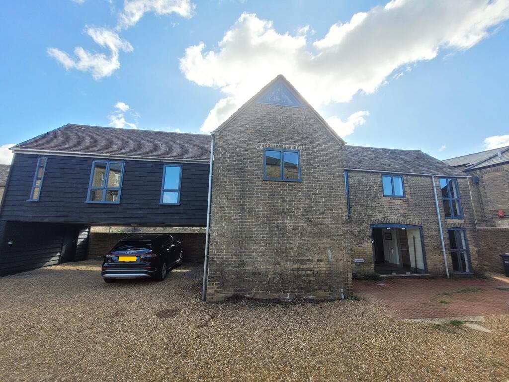 Main image of property: 7B High Street, St. Neots, Cambridgeshire, PE19 1BU