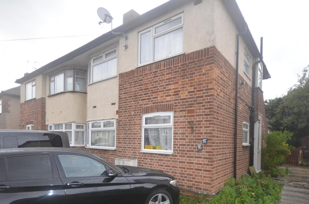 2 bedroom for sale in Tomswood Hill, IG6
