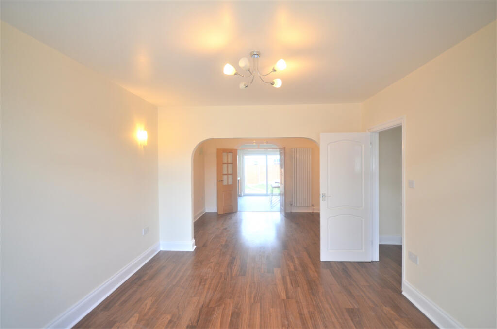 3 bedroom terraced house for rent in Tollesbury Gardens, IG6 1PA, IG6
