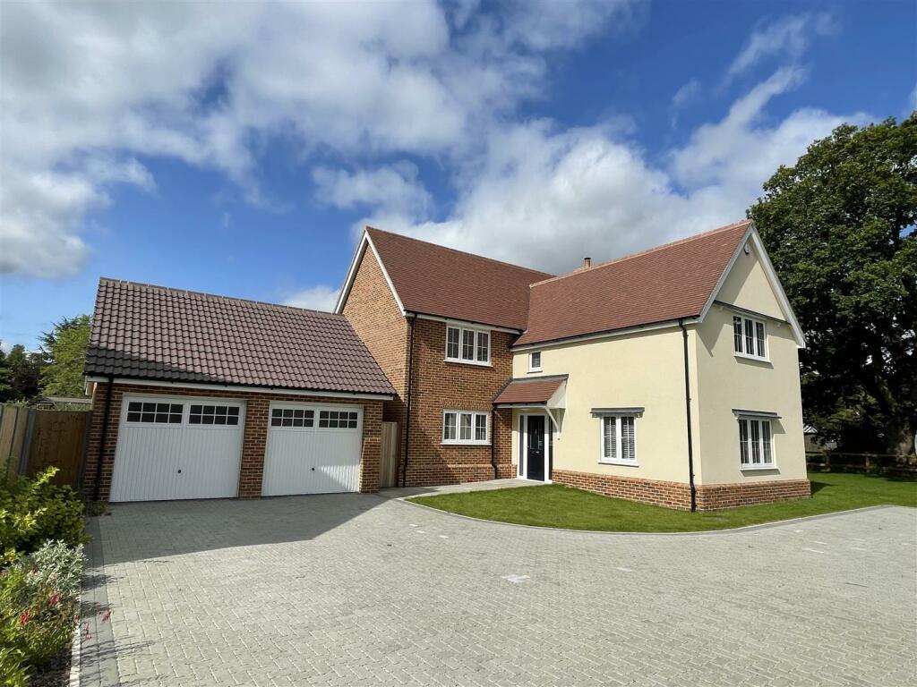 4 bedroom detached house for sale in Harwich Road, Ardleigh, Colchester