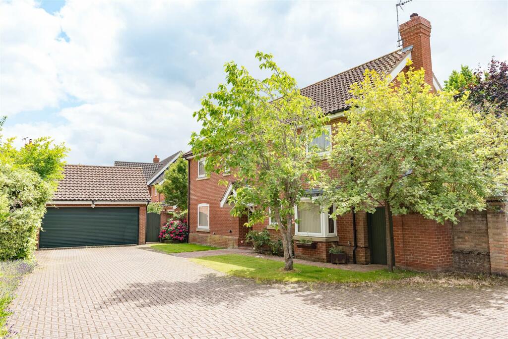 4 bedroom detached house for sale in Bucklesham Road, Ipswich, IP3