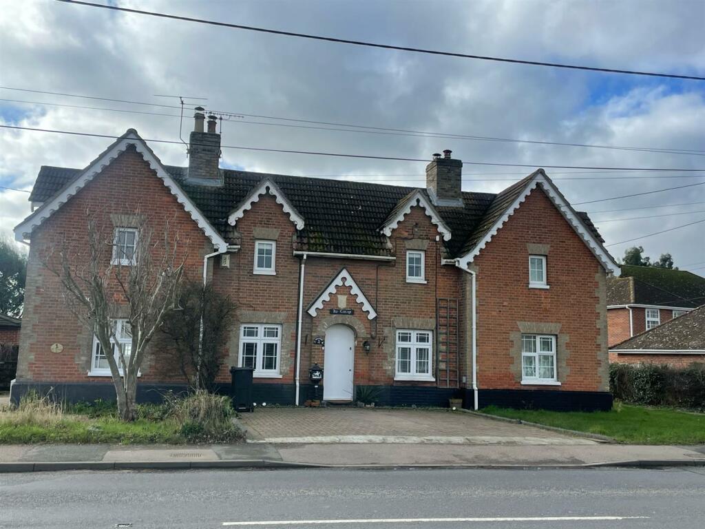 2 bedroom terraced house for sale in Clacton Road, Thorrington