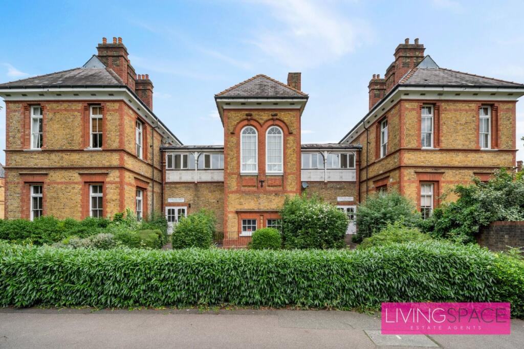 Main image of property: 32 Pennington Drive, Winchmore Hill