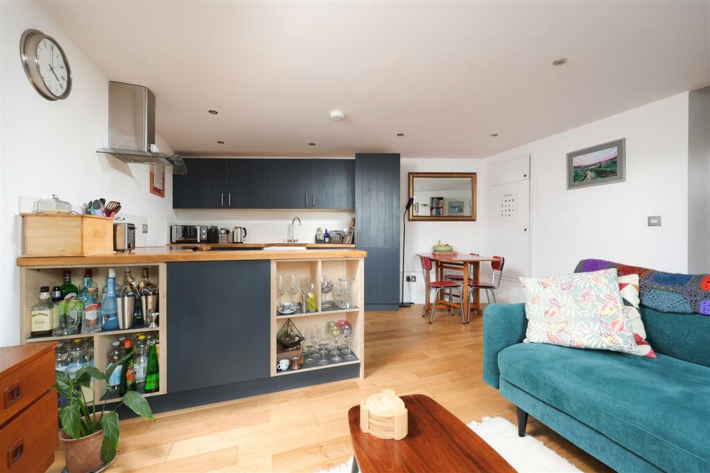 2 bedroom detached house for sale in Brighton Crescent, Bedminster, Bristol, BS3