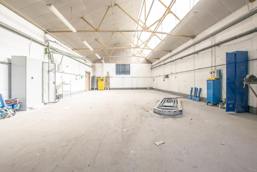 Garage to lease in Nazeing New Road, Broxbourne, EN10